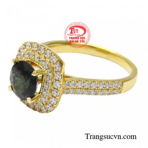 Đá chủ đạo là sapphire thiên nhiên, lấy cảm hứng từ sự tươi trẻ kết hợp cùng đá Cz lấp lánh