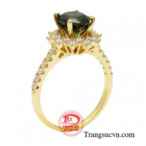 Nhẫn sapphire quyền quý tạo dấu ấn riêng với sự nhẹ nhàng nhưng không kém phần sang trọng.