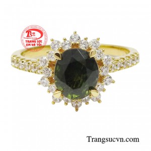 Chiếc nhẫn mang vẻ đẹp lộng lẫy, kiêu sa cùng điểm nhấn đá sapphire giúp bạn ghi điểm trong mắt người đối diện.