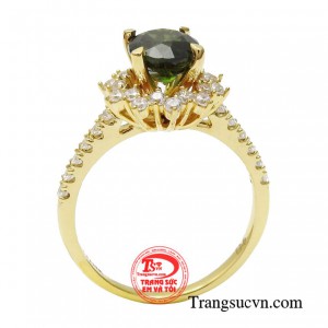 Sản phẩm được chế tác từ chất liệu vàng thượng hạng, tỉ mỉ trong từng đường nét chế tác để đem đến cho khách hàng những thiết kế độc quyền, tinh xảo. 