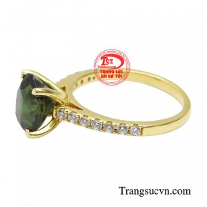 Chỉn chu và tinh xảo trong từng chi tiết, chiếc nhẫn sapphire thanh lịch đã trở thành niềm đam mê bất tận của các quý cô. 