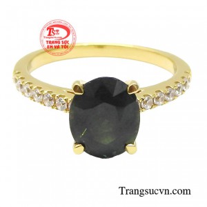 Sắc xanh lôi cuốn nổi bật trên chất liệu vàng trắng 14K thời thượng giúp phái đẹp luôn rạng ngời và tỏa sáng.