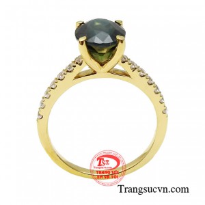 Sản phẩm kết hợp đá quý Sapphire thiên nhiên tạo nên một siêu phẩm mang vẻ đẹp toàn diện.