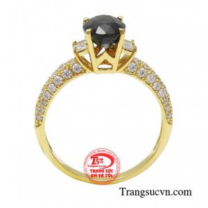 Chiếc nhẫn được chế tác từ vàng 14K cao cấp cùng những đường nét tạo dáng tinh tế.