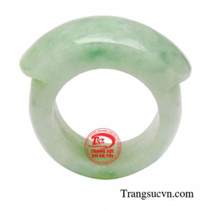Nhẫn ngọc Jadeite, được sử dụng rộng rãi và phổ biến ở Việt Nam chúng ta bởi nó không chỉ giúp cho gia chủ luôn may mắn, sức khỏe dồi dào