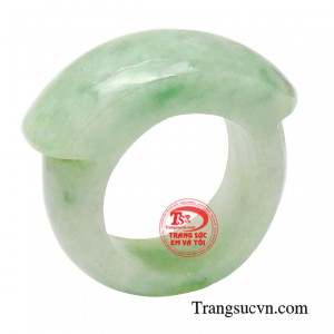 Nhẫn yên ngựa cẩm thạch hay còn được gọi với tên khác như nhẫn ngọc Phỉ Thúy,