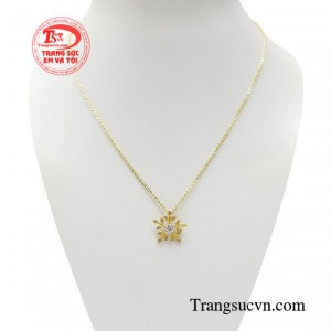 Bộ dây chuyền bông tuyết tinh xảo được thiết kế với rất nhiều chi tiết nhỏ xinh, tạo nên hình dáng của một bông tuyết tuyệt đẹp.