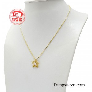 Sản phẩm phản chiếu ánh sáng rực rỡ, tạo nên vẻ đẹp lấp lánh và lôi cuốn. 