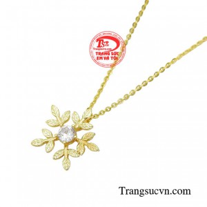 Bộ dây chuyền bông tuyết còn là một món quà tuyệt vời, thể hiện tình yêu và quan tâm đến người nhận. 