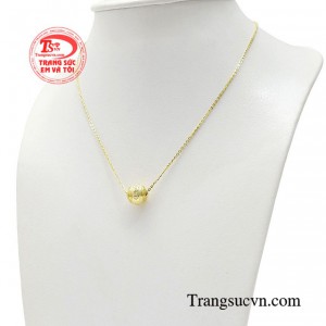 Bộ dây chuyền charm vàng mang ý nghĩa bình an, may mắn, sức khỏe và thành công. 