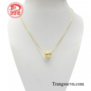 Bộ dây chuyền charm vàng may mắn giúp người đeo tạo được sự chú ý và thu hút ánh nhìn từ những người xung quanh, tạo nên vẻ ngoài quý phái và đẳng cấp.