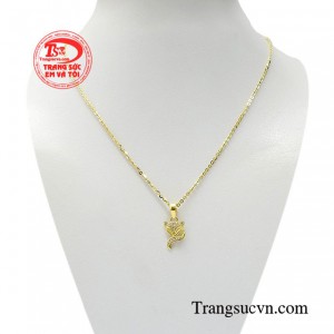 Bộ dây chuyền hồ ly thu hút là vật phẩm, trang sức phong thủy mang bên mình như một vật có thể hóa giải điều xấu mang lại sức khỏe và tiền tài. 