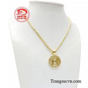 Nó có thể trở thành một điểm nhấn quan trọng trong bộ trang phục, giúp tạo ra sự khác biệt và độc đáo. 