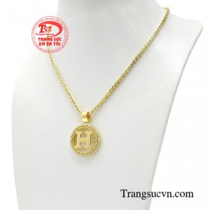 Việc lựa chọn một bộ dây chuyền phù hợp có thể làm cho trang phục trở nên hoàn thiện hơn và tăng tính thẩm mỹ cho người mặc. 