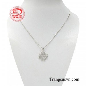 Bộ dây chuyền vàng trắng may mắn đồng hành với phái đẹp trong những khoảnh khắc ý nghĩa. 