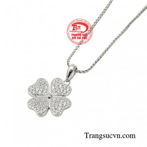 Bộ trang sức có kiểu dáng độc đáo nhờ kỹ thuật chế tác hiện đại, sự sáng tạo của đội ngũ thiết kế và tay nghề tài hoa của thợ kim hoàn.