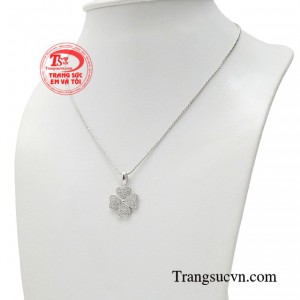 Bộ sản phẩm tôn vẻ đẹp của quý cô hiện đại, phù hợp với nhiều phong cách, giúp chị em tự tin và sành điệu hơn. 