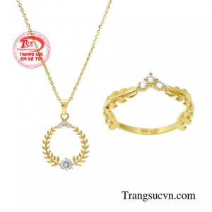 Bộ trang sức nguyệt quế được thiết kế tinh xảo và độc đáo từ ý tưởng lá nguyệt quế - một loại hoa tượng trưng cho sự may mắn, hạnh phúc và tài lộc.