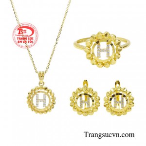 Bộ trang sức quý cô phong được thiết kế với kiểu dáng tinh xảo và độc đáo, tạo nên một vẻ đẹp thanh lịch và sang trọng. 