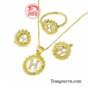 Không chỉ là một món đồ trang sức quý giá, mà còn là một tác phẩm nghệ thuật thể hiện sự tinh tế và cá tính của người đeo. 