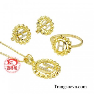 Nếu bạn muốn tặng cho người phụ nữ yêu quý của mình một bộ trang sức độc đáo và tinh tế