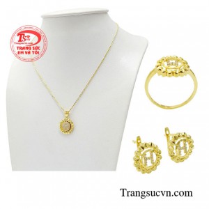 Bộ sản phẩm bao gồm có hoa tai, nhẫn, mặt dây và dây chuyền.
