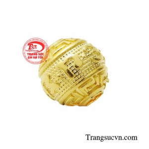 Charm vàng còn dùng để tạo nên điểm nhấn giúp người đeo thể hiện được phong cách và cá tính riêng của mình.