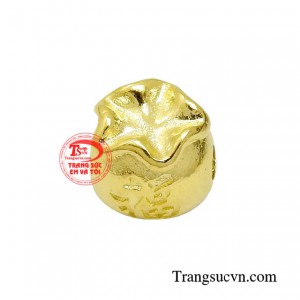 Đeo trên tay chiếc charm ánh lên sắc vàng tôn quý sẽ giúp các cô gái không chỉ thể hiện nét cá tính, sự phá cách mà còn tạo nên điểm nhấn rất riêng.