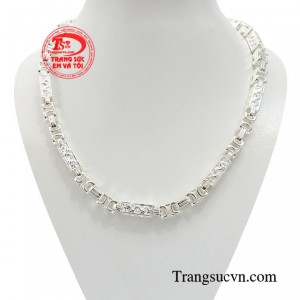 Dây chuyền bạc nam phong độ là một trong những phụ kiện thú vị giúp nâng tầm trang phục và thu hút ánh nhìn hiệu quả. 