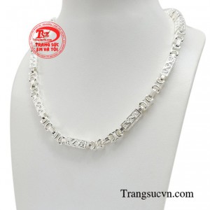 Kể cả khi bạn diện một phong cách đơn giản nhất, chỉ cần biết cách phối với chiếc dây chuyền bạc thật chuẩn là bạn đã trở nên thật sành điệu. 