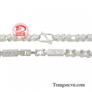 Chiếc dây chuyền bạc ngoài việc giúp phái mạnh thay đổi diện mạo, chúng còn có khả năng bảo vệ sức khỏe, tránh khỏi những tác động xấu từ môi trường.