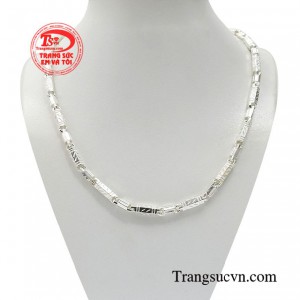 Dây chuyền bạc phong cách bản lĩnh là món trang sức tinh tế mà không hề phô trương. 