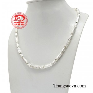 Nếu bạn đang mong muốn tìm một chiếc dây chuyền bạc để thể hiện chất riêng của mình