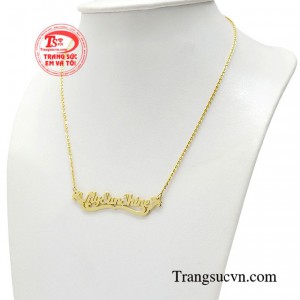 Chiếc dây cuyền sử dụng chất liệu vàng 10k khéo léo đính kết đá Cz cùng những đường nét bay bổng. 