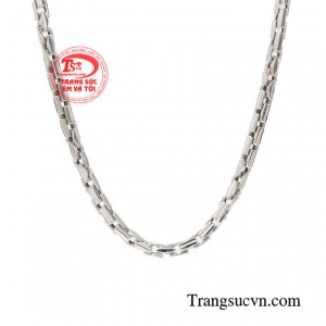 Chỉn chu trong việc tạo dựng phong cách cùng chiếc dây chuyền cao cấp sẽ giúp phái mạnh tạo nên dấu ấn khác biệt.