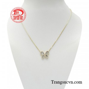 Dây chuyền liền mặt hồ điệp giúp nàng biến hóa diện mạo tôn lên đường nét khuôn mặt. 