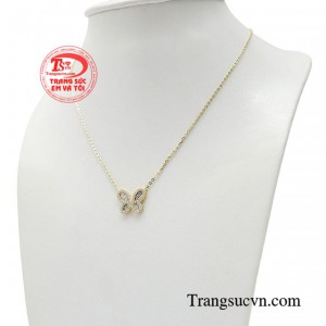 Bạn hoàn toàn có thể mặc đẹp trong những ngày đi làm bận rộn với thiết kế hồ điệp cùng những lát phay sáng lấp lánh