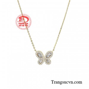 Nếu những gì bạn cần là món trang sức thu hút làm điểm nhấn thì dây chuyền liền mặt hồ điệp này là sự lựa chọn tuyệt hảo.