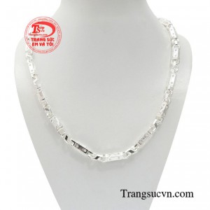 Dây chuyền nam bạc phóng khoáng luôn có một sự hấp dẫn đối với các quý ông lịch lãm. 