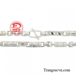 Một bộ trang phục sẽ thật sự không được hoàn hảo tuyệt đối nếu thiếu đi một chiếc dây chuyền bạc đem đến sự khỏe khoắn. 