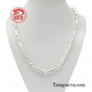 Dây chuyền nam bạc ưu tú làm tăng thêm sự tinh tế cho trang phục của bạn. 