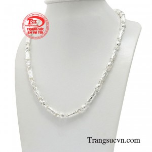 Một sợi dây chuyền bạc cỡ to mang đến hình ảnh mạnh mẽ và cá tính.