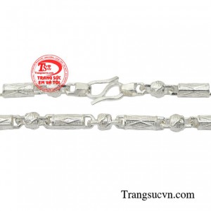 Từ những buổi gặp mặt bạn bè cho đến buổi hẹn hò cùng người ấy, bạn có thể diện chúng một cách thoải mái khi kết hợp cùng bộ trang phục phù hợp. 