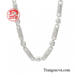 Chiếc dây chuyền bạc sẽ giúp bạn cải thiện hình ảnh phong cách, đồng thời giúp cho bạn có một sức đề kháng tránh khỏi những tác động xấu từ môi trường xung quanh.