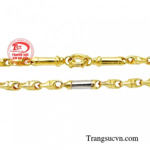 Dây chuyền nam vàng đĩnh đạc thường được sử dụng để kết hợp với các trang phục lịch sự như áo sơ mi, vest hoặc áo khoác da, giúp tôn lên vẻ ngoài nam tính. 