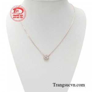 Dây chuyền vàng hồng phong cách tạo nên điểm nhấn đặc biệt trong phong cách của bạn. 