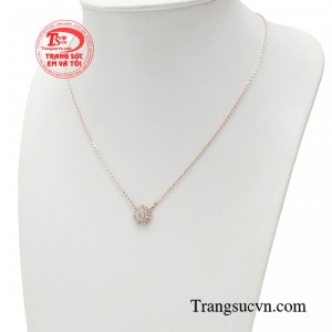 Chiếc dây chuyền lấy ý tưởng từ hình ảnh bông tuyết mong manh tựa sương mai tạo nên một vẻ đẹp tinh khôi và đầy thu hút. 