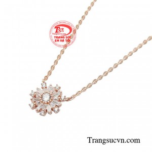 Dây chuyền vàng hồng phong cách là sự kết hợp hoàn hảo giữa vẻ đẹp tự nhiên của tuyết và sự sang trọng của trang sức.