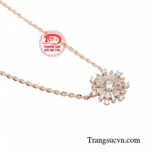 Sản phẩm được làm từ chất liệu vàng hồng 10k sáng bóng, tạo nên sự tương phản với các hạt pha lê lấp lánh.