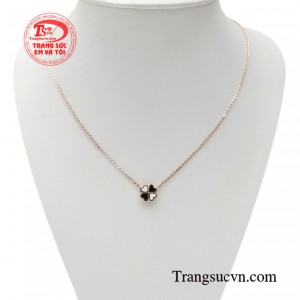 Dây chuyền vàng hồng thanh lịch góp phần không nhỏ trong việc giúp phái nữ khéo léo khoe trọn sự gợi cảm ở phần xương quai xanh. 